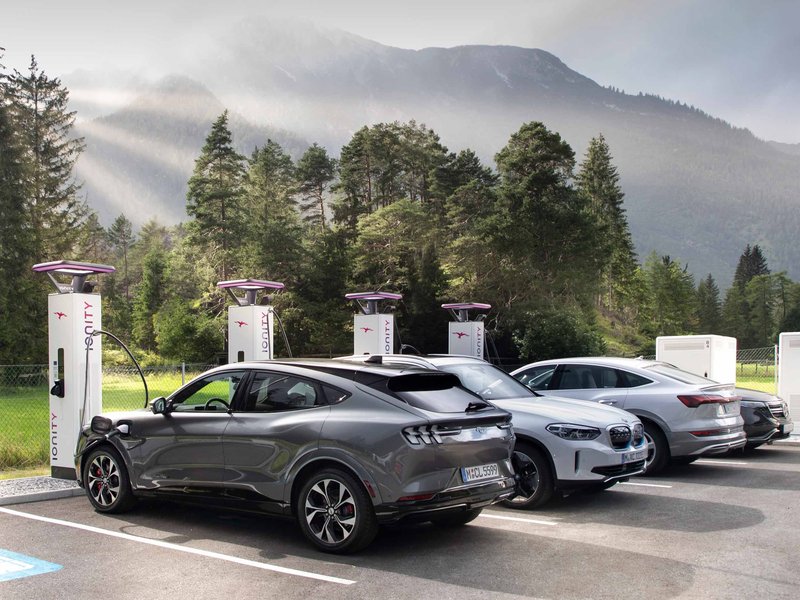 Die Schnellladesäule ist ungemein praktisch, erlaubt sie doch kurze Stopps für lange Roadtrips. Doch wer ständig am Supercharger andockt, verkürzt die Lebensdauer der Traktionsbatterie. (Foto: Ionity) 